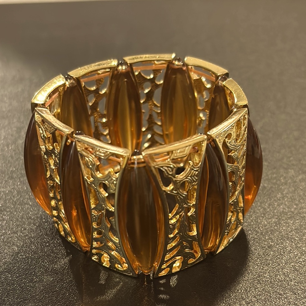 Vintage Lucite & gold bracelet stretch style